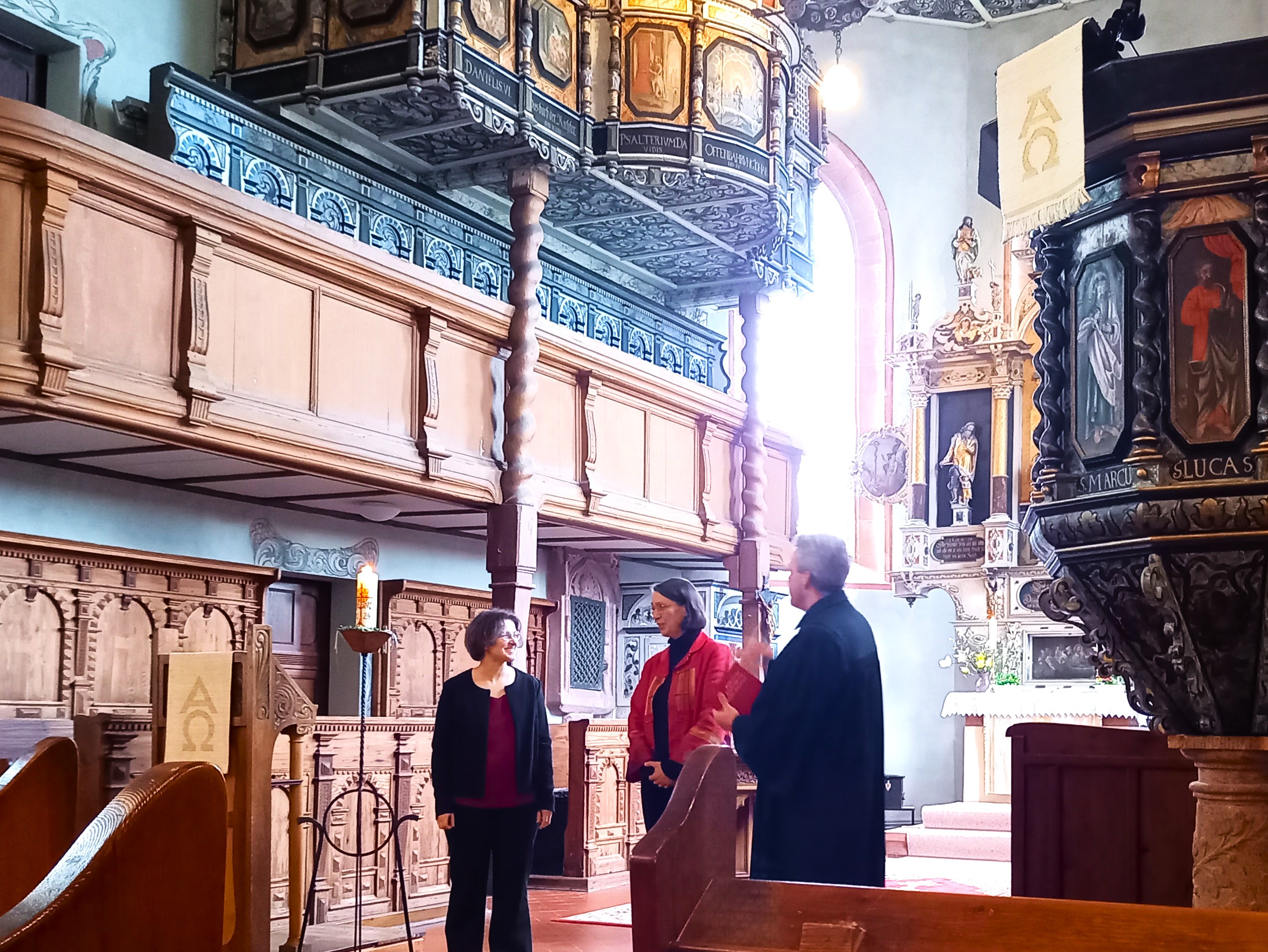 Frau Röder, Frau Coch und Herr Petry im Altarraum bei der Einführung von Frau Coch als Kirchenmusikerin