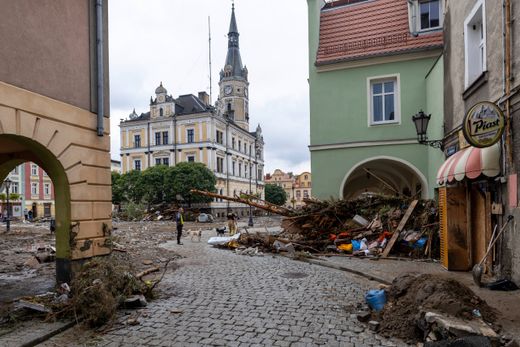 an der Straße liegen Müll und vom Wasser zerstörte Möbel