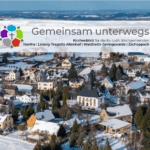 Ansicht des Kirchblatts. Verschneite Ansicht eines Ortes.